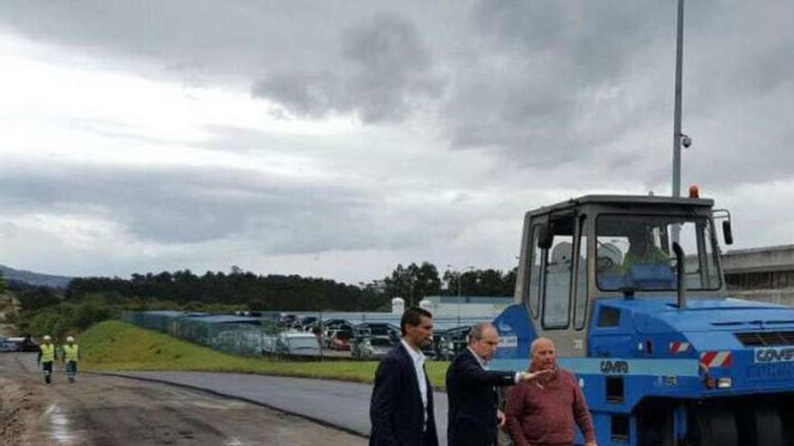 Manuel Carrera supervisa las obras del vial en Orbenlle. // FdV