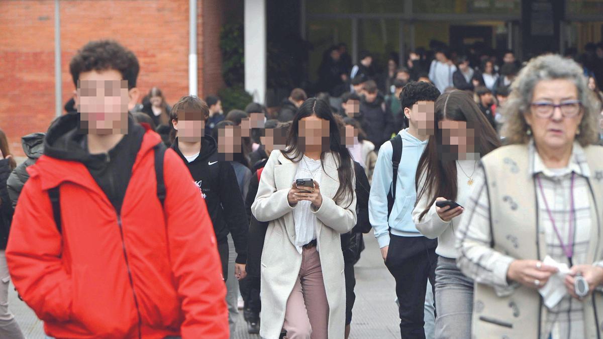 Un grupo de adolescentes con sus móviles a la salida de un instituto de Vigo