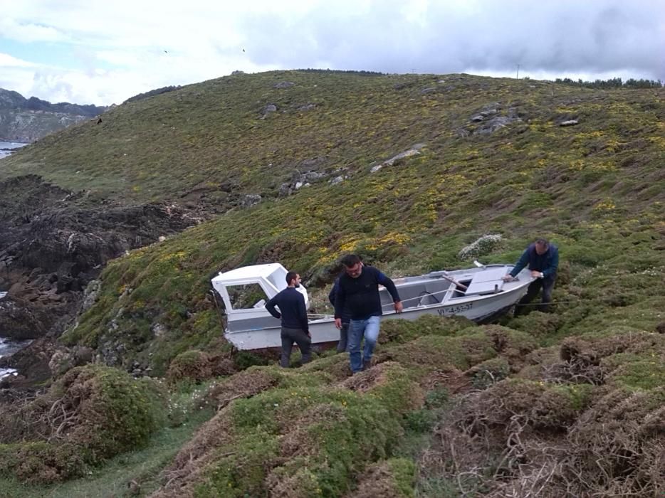 Rescatan la planeadora del hombre muerto en Cangas