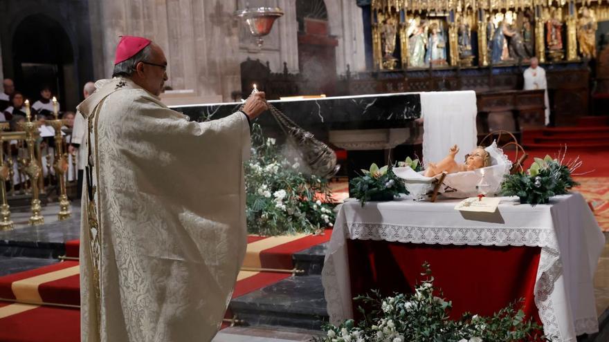 Jesús Sanz Montes, bendiciendo ayer la imagen del Niño Jesús en la Catedral. | Miki López | MIKI LÓPEZ