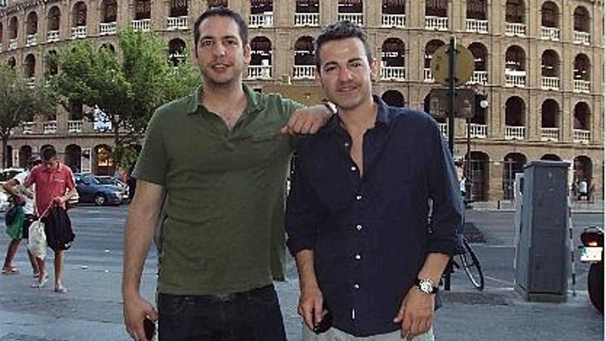 Andrew y José, juntos, delante de la plaza de toros de Valencia.
