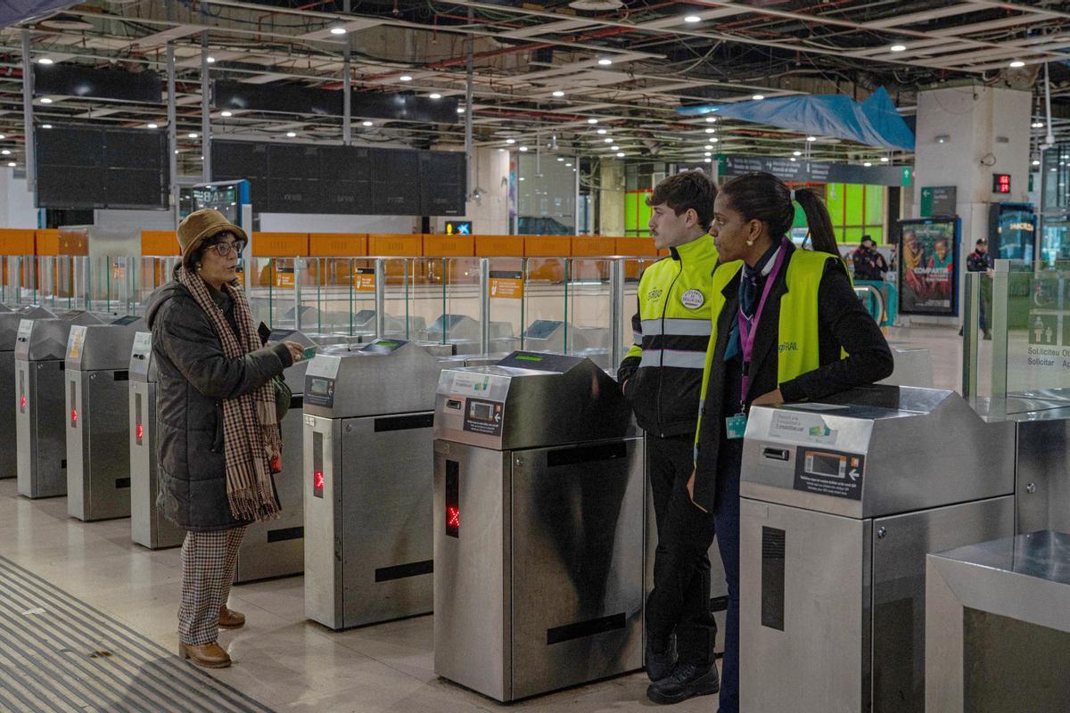 Desconcierto en la estación de Sants tras la suspensión del servicio de Rodalies