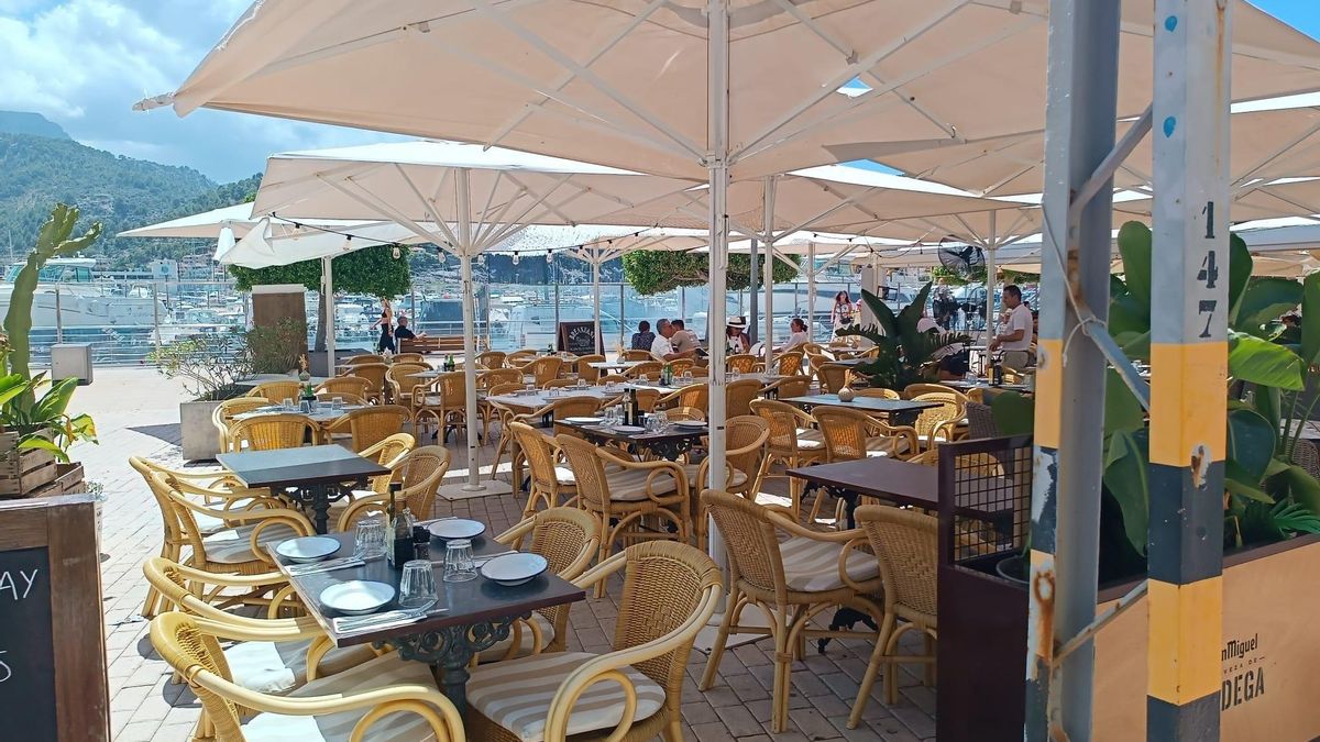Ein übliches Bild derzeit: Es sind kaum Leute in den Restaurants in Port de Sóller.