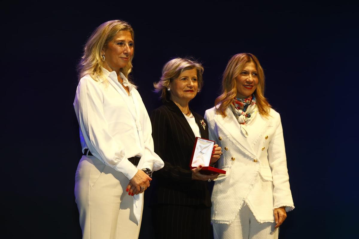 Cristina Nerín recibe la medalla Basilio Paraíso.