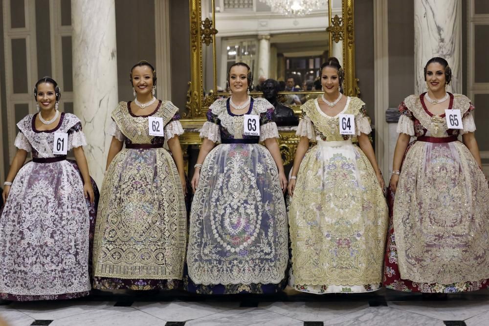 Las aspirantes a fallera mayor conocen el Salón de Cristal