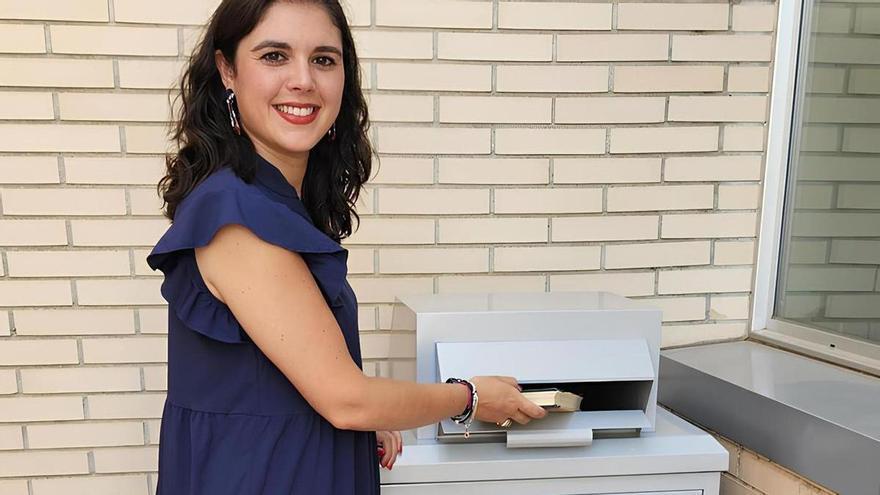 Alicante instala contenedores para facilitar la devolución de libros en las bibliotecas municipales