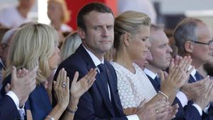 El presidente de Francia Emmanuel Macron y su mujer Brigitte durante los actos de conmemoracion en Niza del primer aniversario del atentado terrorista.