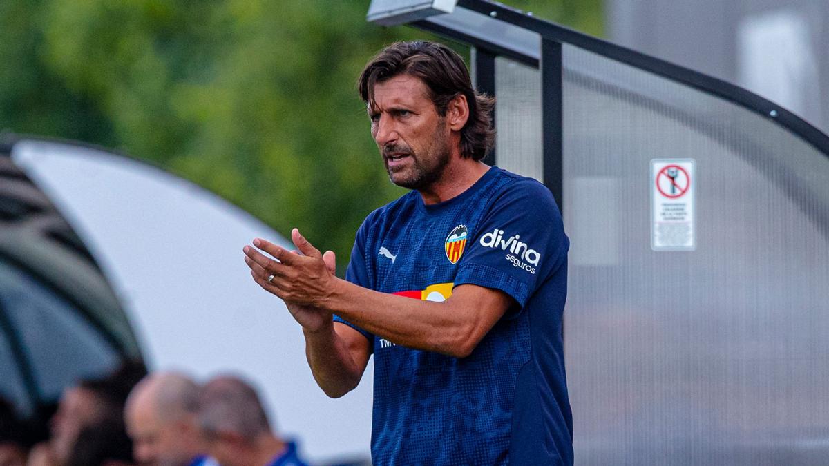 Miguel Ángel Angulo como entrenador del Valencia Mestalla