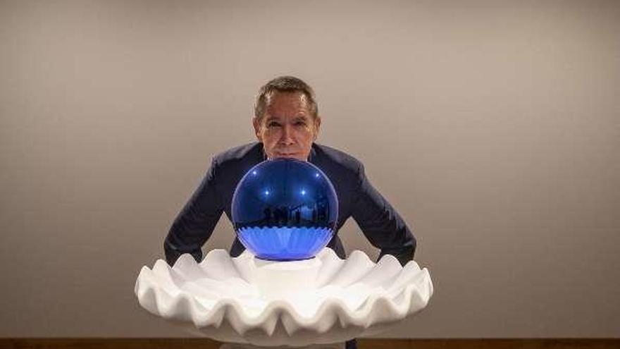 Jeff Koons, con una de sus obras. // Steve Parsons