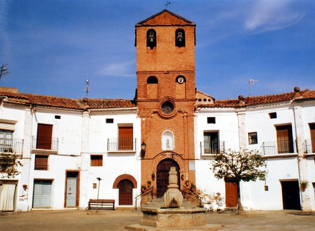 La iglesia parroquial de Chodes, encajonada entre dos casas.