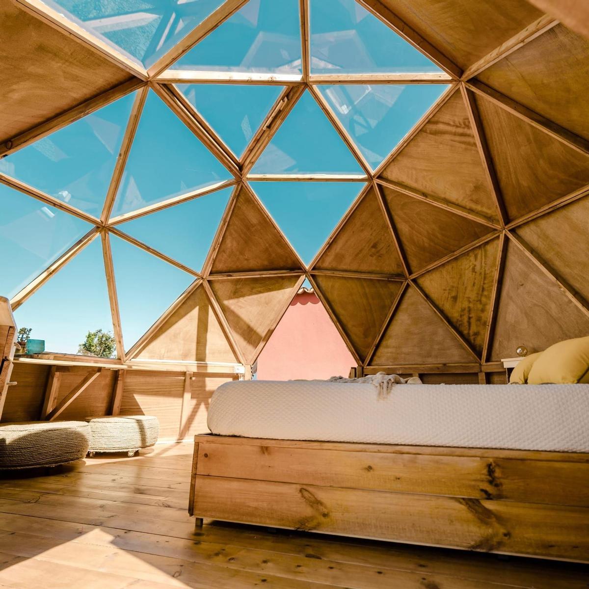 Interior del domo geodésico de Glamping La Palma