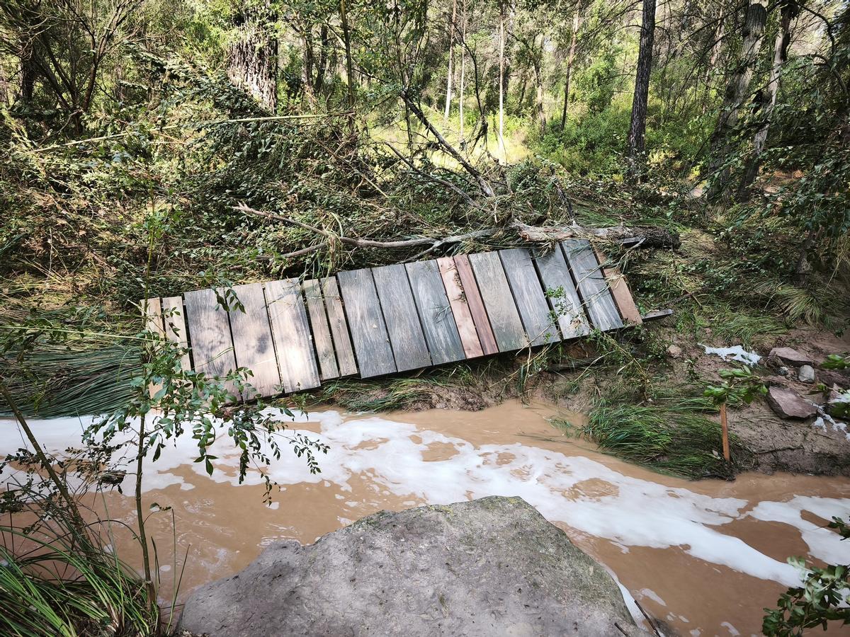 La passera per travessar la riera a tocar del Gorg Blau, desplaçada pel corrent