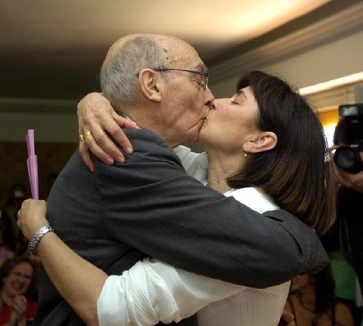 Saramago y la periodista española Pilar del Río durante da cerimonia en que contrajeron matrimonio civil, en Castril, ciudad natal de ella, en el 2007