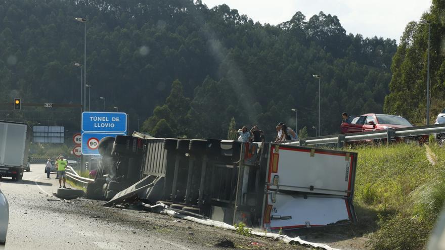 Vuelca un trailer tras pinchar en la Autovía del Cantábrico a  la altura de Llovio, sin heridos