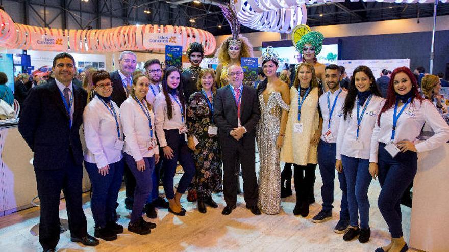 El presidente del Cabildo de Gran Canaria, Antonio Morales (centro) con el personal del Patronato de Turismo desplezado a Fitur.