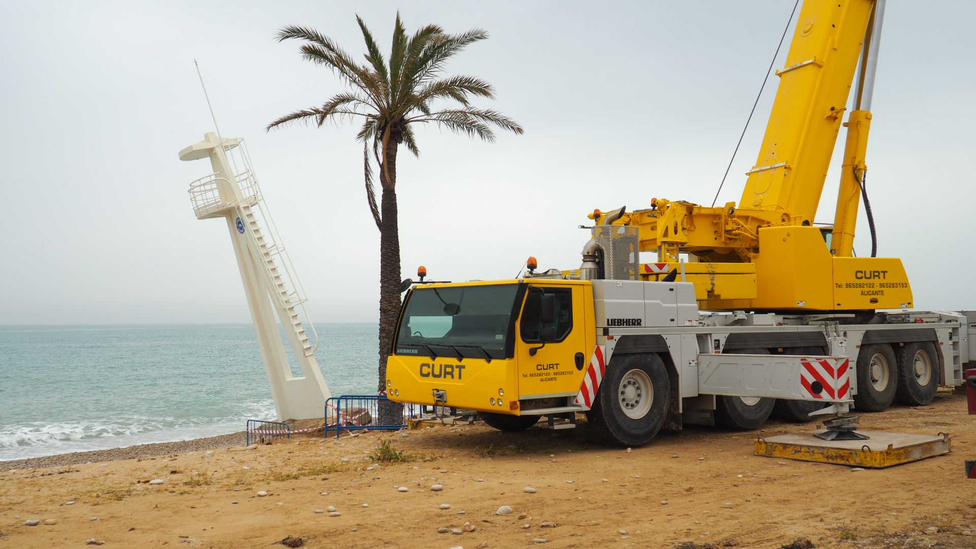 Una pluma de grandes dimensiones ha ayudado a colocar la torre de vigilancia derecha tras los daños del temporal.