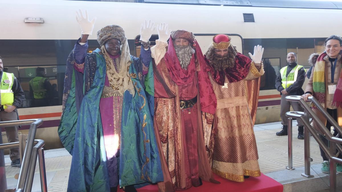 Los Reyes Magos a su llegada a la estación de tren de Badajoz, esta tarde.