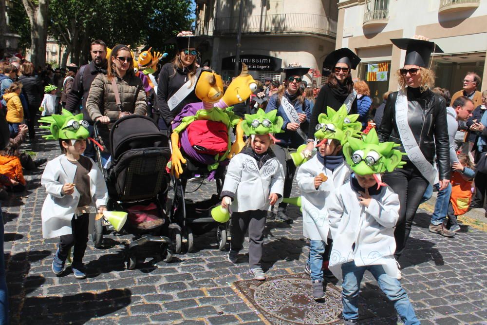 La rua escolar de la Santa Creu torna a enlluernar