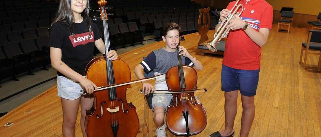 María Abeledo, Efrén Lorenzo y David Saavedra posan en el auditorio de Lalín. // Bernabé/Javier Lalín