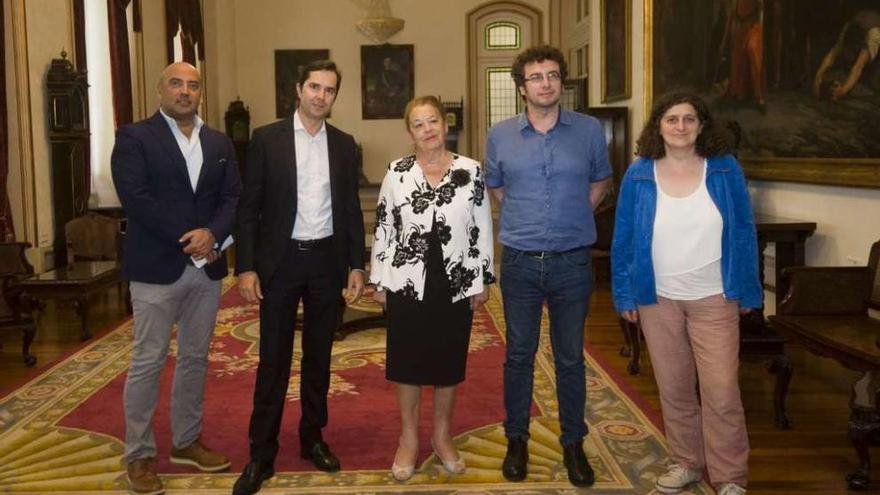 De izquierda a derecha: Wonenburger; el director de Agadic, Jacobo Sutil; la presidenta de la Asociación de Amigos de la Ópera, Natalia Lamas; el edil de Culturas, José Manuel Sande, y la vicepresidenta de la Diputación, Goretti Sanmartín.