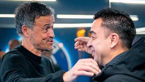 Luis Enrique y Xavi, durante la previa del PSG-Barça