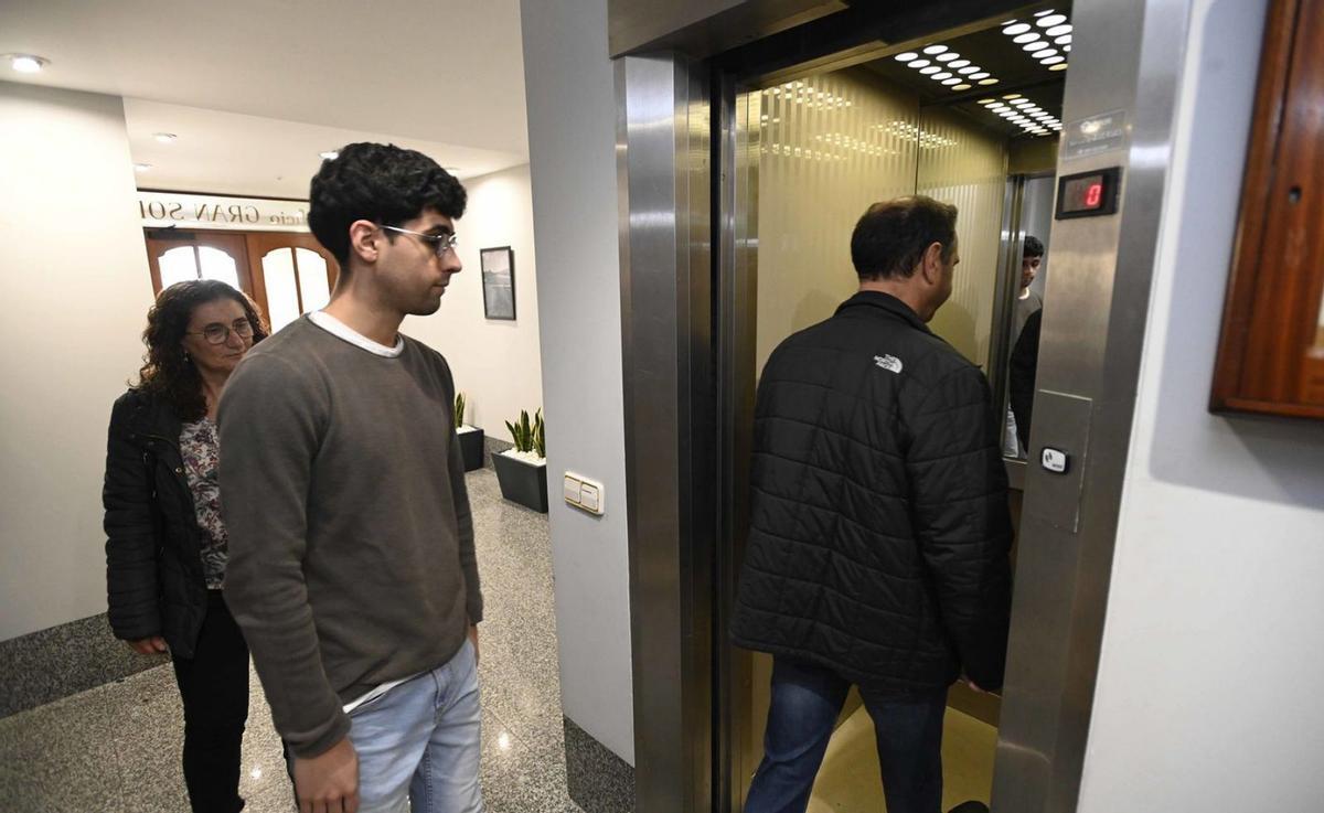 Vecinos de un edificio de Vigo cogen el ascensor.
