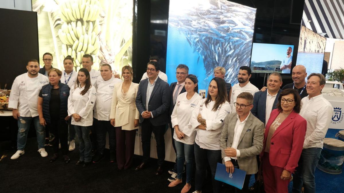 Pedro Martín (c) con los chefs y autoridades que acudirán al congreso internacional, ayer.