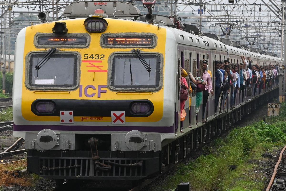 Hora punta en la estación de tren en Bombay