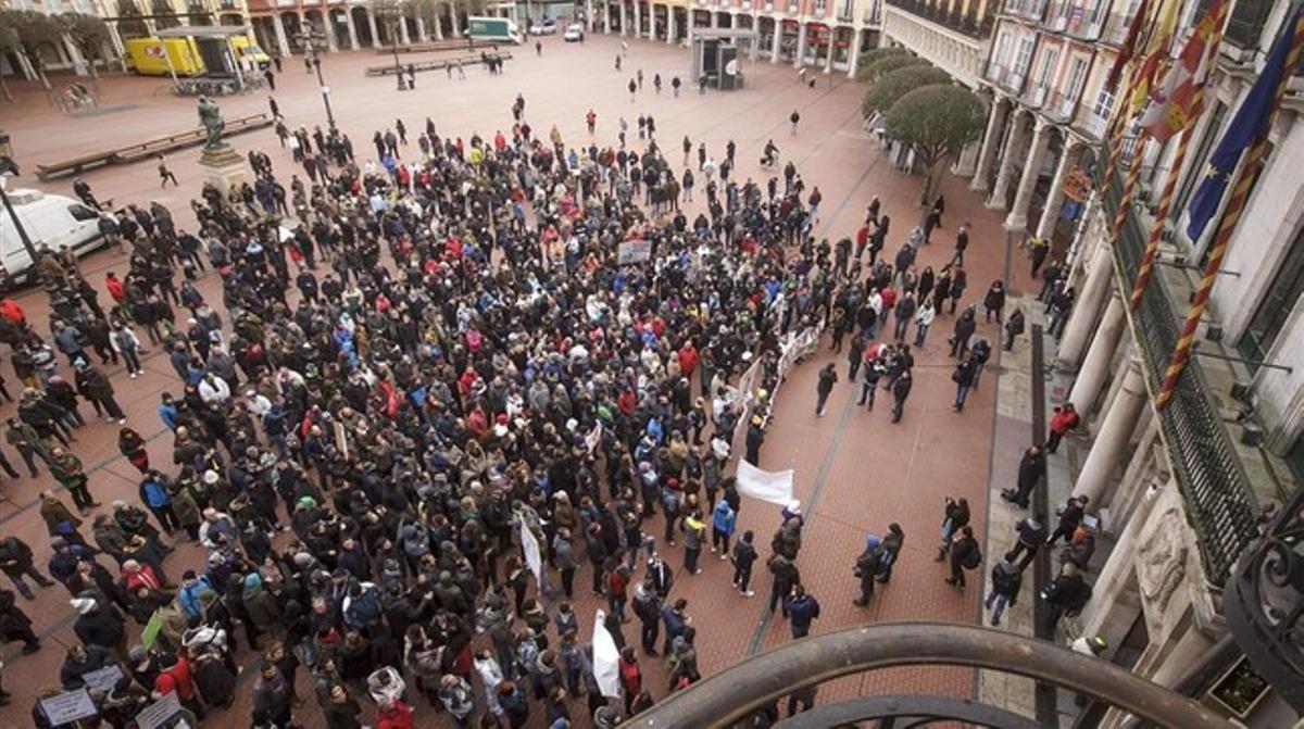 Manifestació de veïns davant l’ajuntament de Burgos.