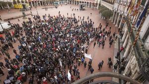 Manifestación de vecinos ante el ayuntamiento de Burgos.