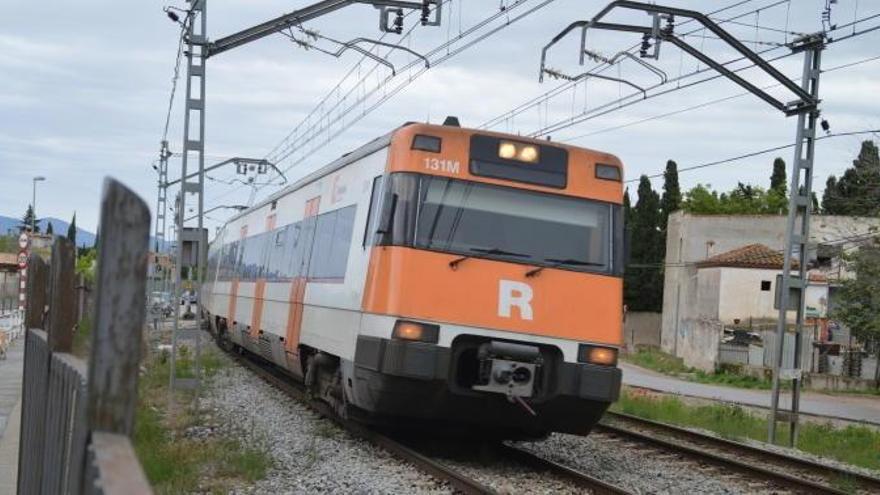 Un tren de rodalies al seu pas per Figueres.