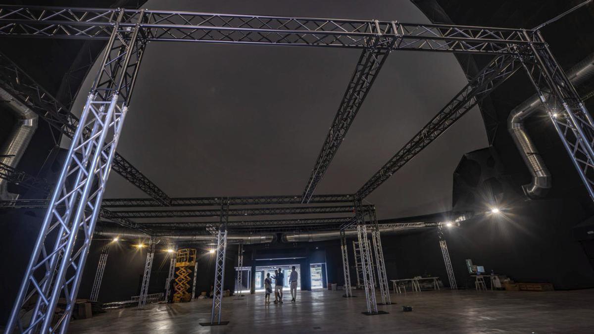Vestíbul de l’antic Imax, sense grades, a un mes de l’estrena com a centre d’experiències immersivesVestíbul de l’antic Imax, buidada de grades a un mes de la seva estrena com a centre d’experiències immersives. | JORDI OTIX