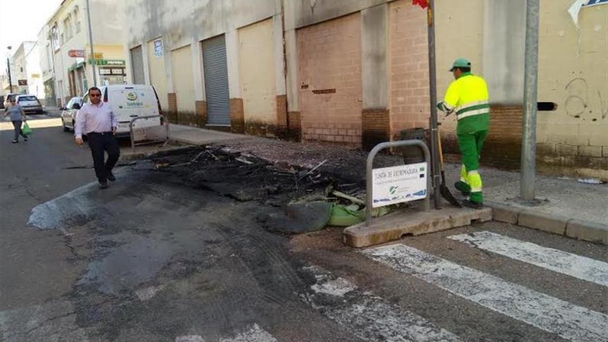 Queman nueve contenedores de tres puntos limpios en la barriada pacense de Llera