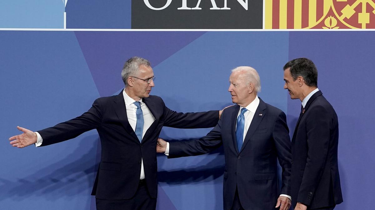 Foto de familia de mandatarios en el primer día de la Cumbre de la OTAN que se celebra en Madrid. En la imagen, Pedro Sánchez, Joe Biden y Jens Stoltenberg.