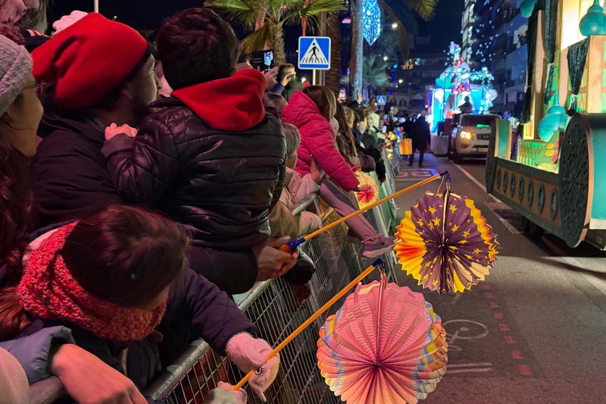 Una família esperant el pas del rei Baltasar a Lloret de Mar
