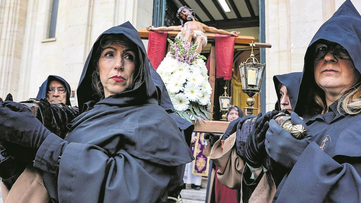 La procesión del Vía Crucis emociona cada año en Alcoy.