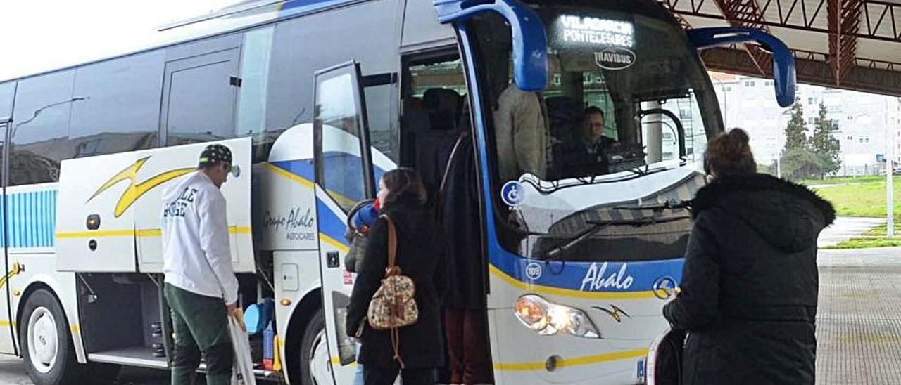 Autobús en la estación de Vilagarcía. |   // NOÉ PARGA