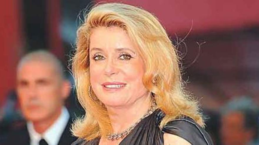 Catherine Deneuve lidera a la «mujer florero»