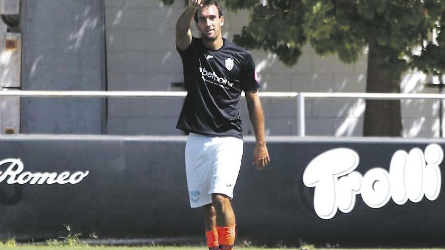 El delantero del Atlético Baleares, Álvaro Sánchez, celebra el gol que marcó ayer ante el Valencia Mestalla en Paterna.