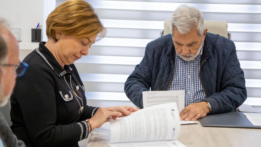 Rosa Aguilar, rectora de la Universidad de La Laguna, y José Miguel Rodríguez Fraga, alcalde de Adeje. | | E.D.