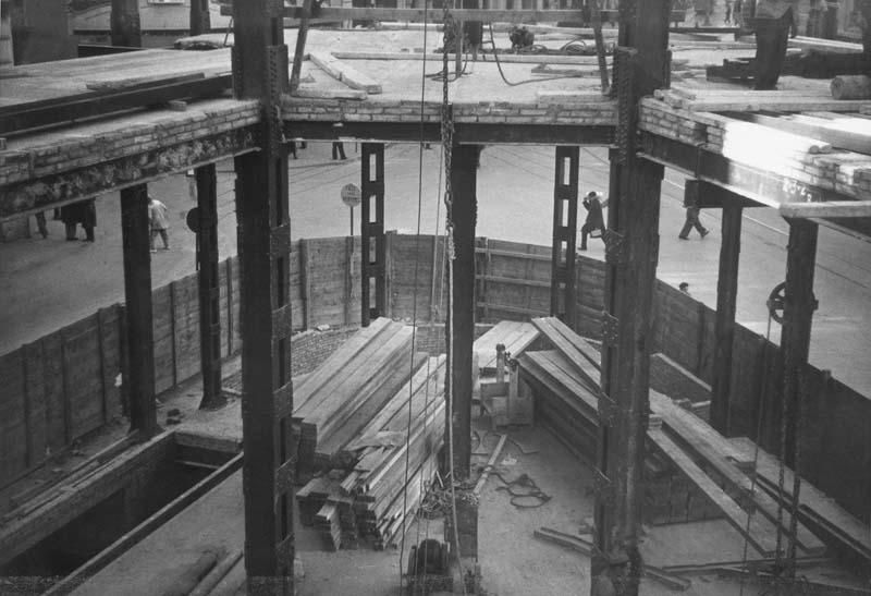 Los operarios del acero   Las 45 fotografías  realizadas entre 1935 y 1936, permiten conocer los métodos de construcción de la época, los materiales utilizados (cemento y acero, principalmente), los medios de transporte (carretas tiradas por burros) o las condiciones laborales de los trabajadores, que no disponían de grandes medidas de seguridad (sin casco, por ejemplo) y vestían con ropa de calle. Las fotografías de esta página muestran los trabajos en el sótano del edificio.