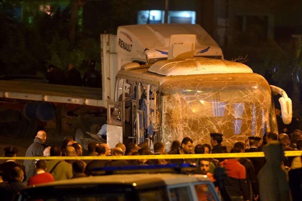 Las fotos del bus tras la explosión en El Cairo.