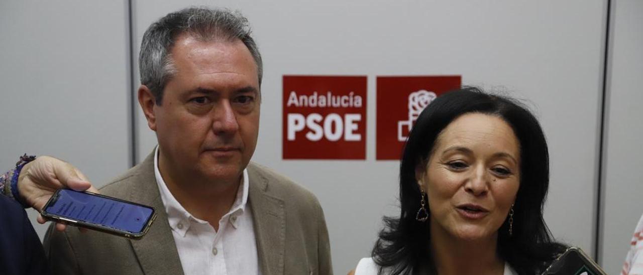La secretaria general del PSOE de Córdoba, Rafi Crespín, junto al líder del PSOE-A, hoy en Córdoba.