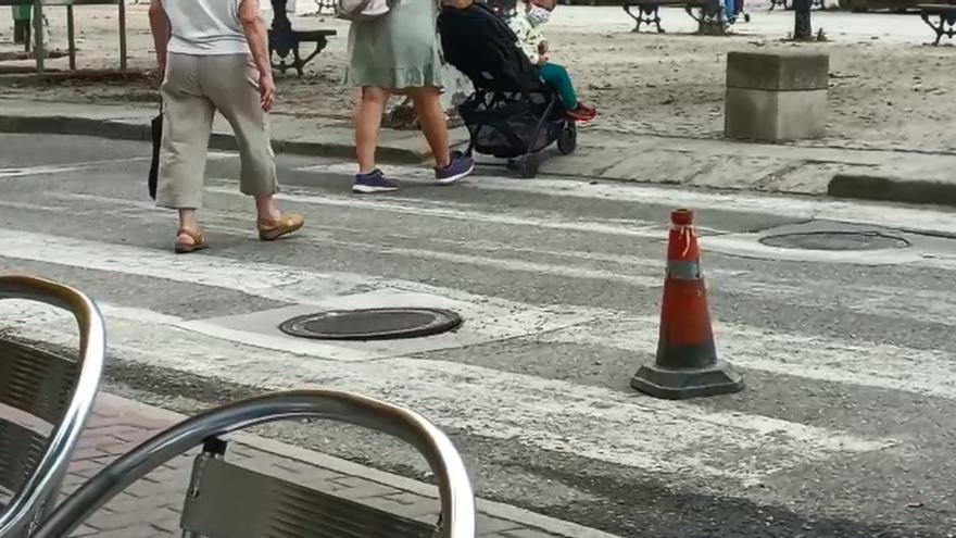 Alcantarilla bailonga baila en la calle Montero Ríos de Cangas. 2 septiembre 2021