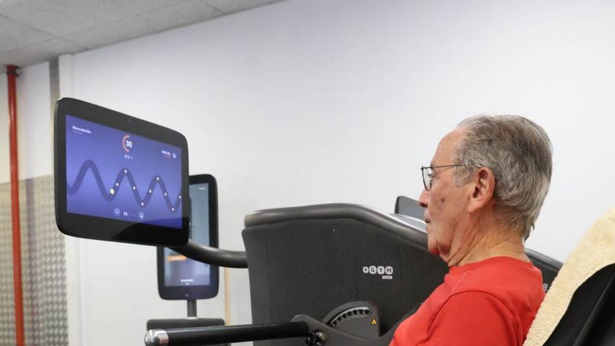 Un hombre mayor en una máquina de ejercicio. | Alba Villar