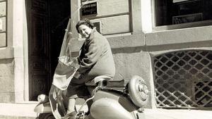 La poeta Gloria Fuertes, subida en una Vespa en la puerta de la casa madrileña donde nació, en el barrio de Lavapiés..