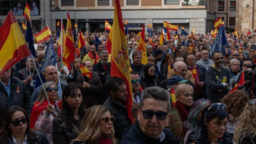 Concentración contra la amnistía convocada por el PP, que llenó la plaza de la Constitución y parte de Santa Clara.