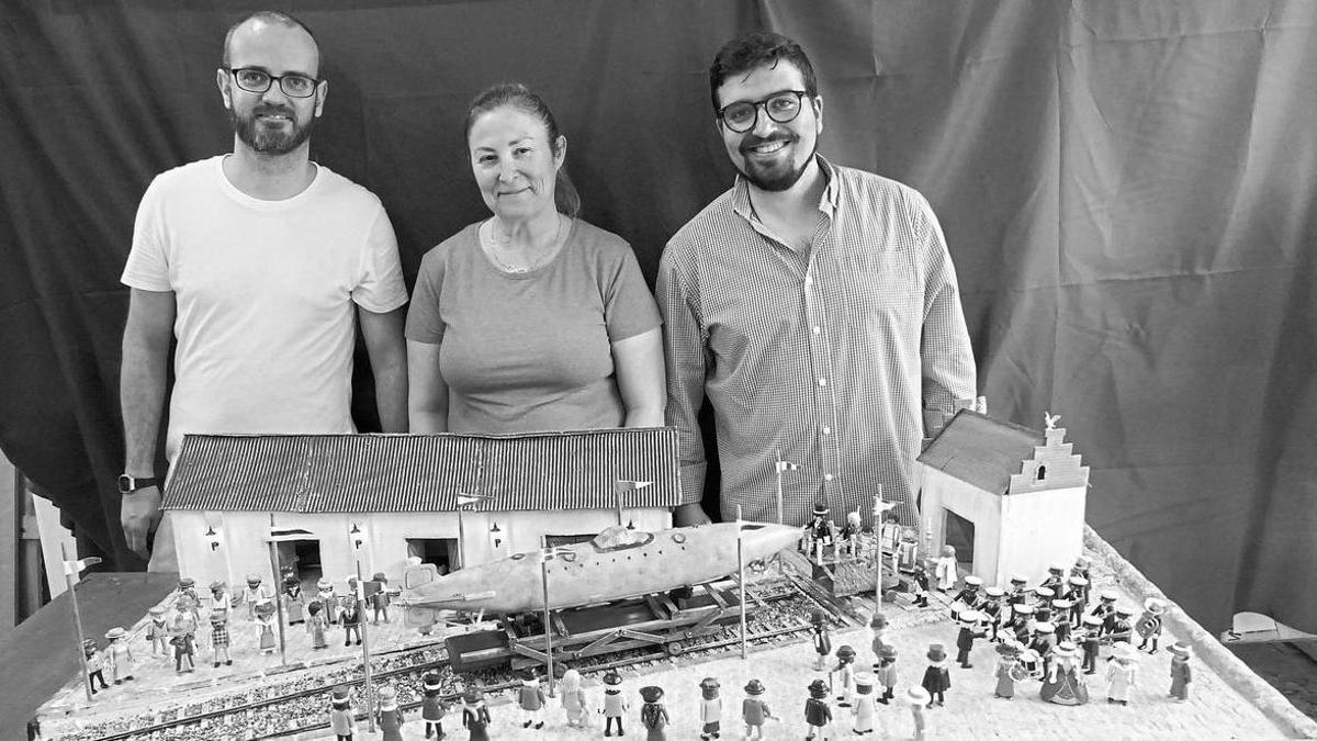 El creador de la obra , Antonio Ferrer Giménez (d), con el diorama y junto a sus colaboradores Florentina García y Jorge Navarro.