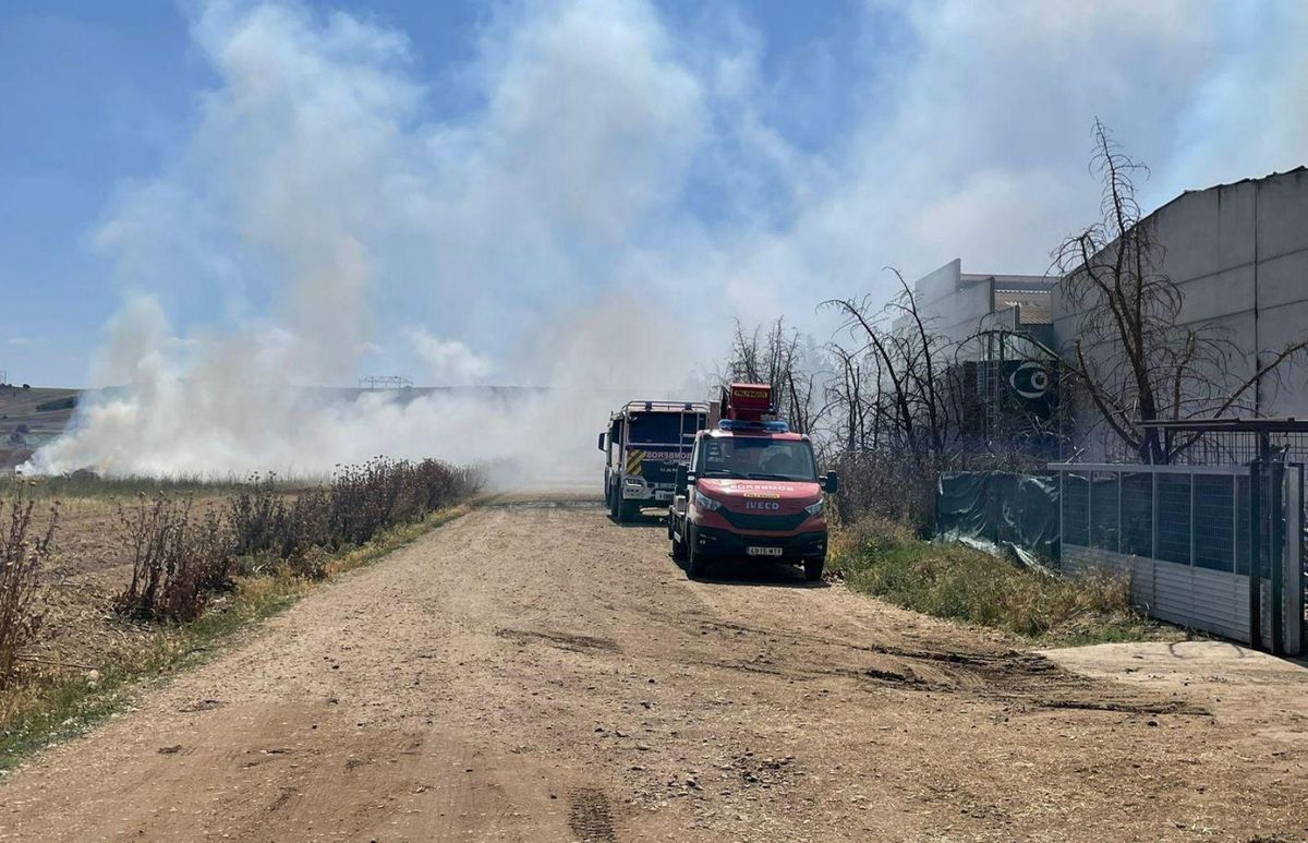 Medios de extinción permanecían ayer en el entorno de la nave para evitar la reactivación del fuego. | CEDIDA