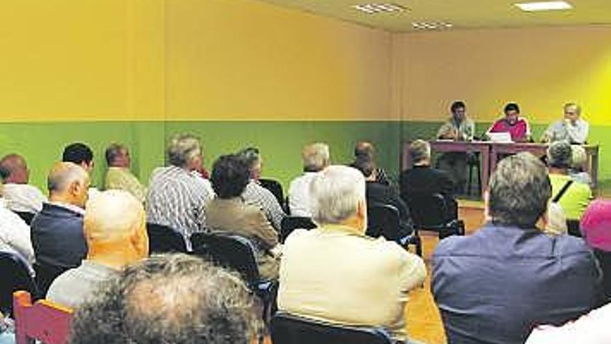 Un momento de la asamblea de socios del Tuilla celebrada ayer.